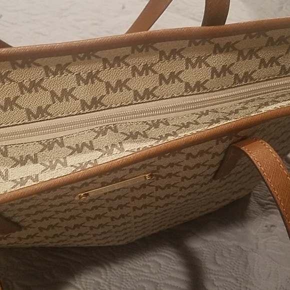 Micheal Kors tote - Picture 5 of 6